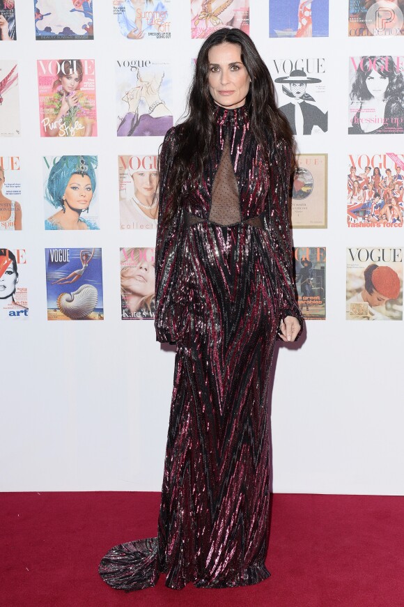 Com vestido todo detalhado, Demi Moore deixou a boca apagada para ir ao evento da revista 'Vogue'