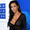 Kim Kardashian usou batom nude para finalizar seu look decotado e com cabelos de aparência molhada no VMA 2016
