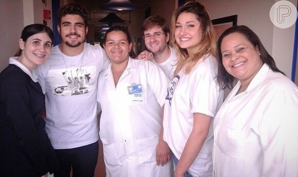 Sasha posou com Caio Castro em visita ao Hospital do Câncer este ano