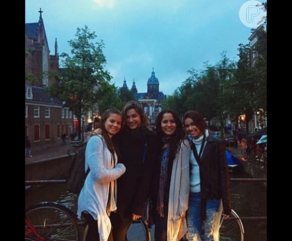 Sasha curte aniversário de 18 anos em viagem de férias pela Europa com as amigas. A jovem posou em Amsterdã, na Holanda