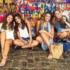 Sasha e as amigas também posaram no muro de Berlim, na Alemanha
