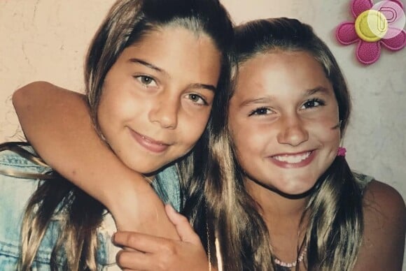 Sasha posa com a amiga Luma Antunes ainda na infância