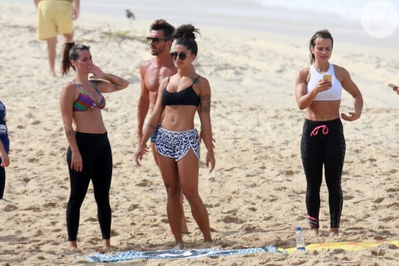 De shortinho curto e top, Aline Riscado exibe barriga sequinha na praia