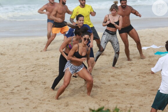 Aline Riscado mostrou disposição em treino funcional na praia da Barra da Tijuca, no Rio