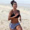 Aline Riscado mostra boa forma e disposição em treino funcional na praia, nesta quinta-feira, 28 de julho de 2016