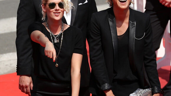 Kristen Stewart assume namoro com produtora Alicia Cargile: 'Feliz e apaixonada'