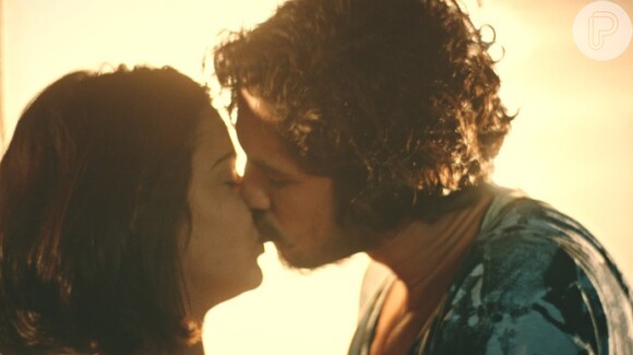Iolanda (Christiane Torloni) previu um beijo entre Olívia (Giullia Buscacio) e Miguel (Gabriel Leone), na novela 'Velho Chico'