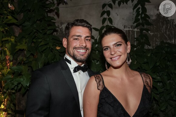 Mariana Goldfarb e Cauã Reymond assumiram o namoro em abril de 2016, durante o baile amfAR, quando posaram juntos em público pela primeira vez