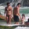 Recentemente, Mariana Goldfarb e Cauã Reymond curtiram um dia de praia com a filha do ator, Sofia, fruto do casamento com Grazi Massafera