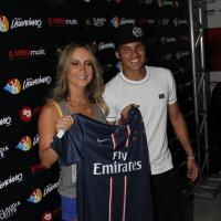 Claudia Leitte recebe jogador Thiago Silva em camarim de show no Rio
