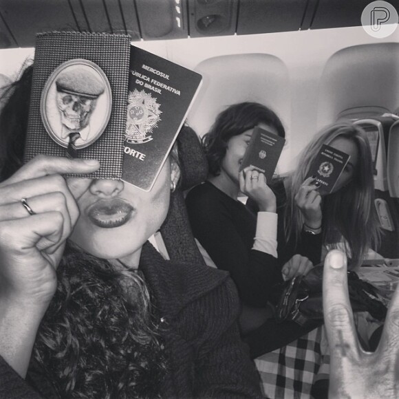Na segunda-feira (18), Sophie Charlotte, Fiorella Mattheis, Débora Nascimento e Thaila Ayala embarcam para Nova York, nos EUA. 'Fomos', legendou o maquiador André Nicolau na foto publicada no Instagram