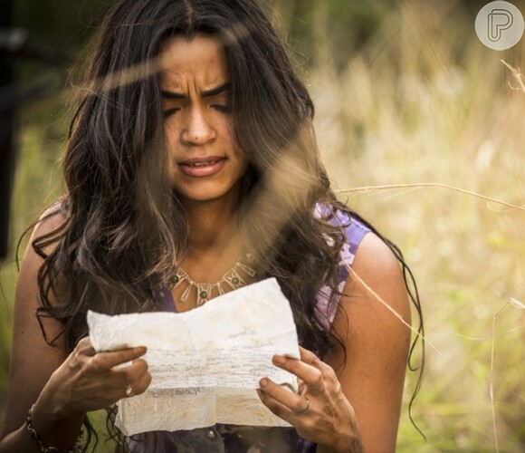 Luzia (Lucy Alves) decide destruir a última carta de Tereza (Camila Pitanga) revelando sua gravidez para Santo (Domingos Montagner), em 13 de agosto de 2016, na novela 'Velho Chico'