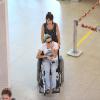 Maria Gadú recebe a ajuda da mulher, Lua Leça, em aeroporto do Rio