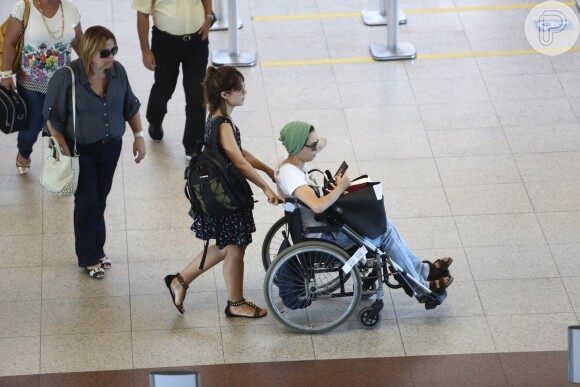 Maria Gadú e Lua Leça embarcam em aeroporto do Rio