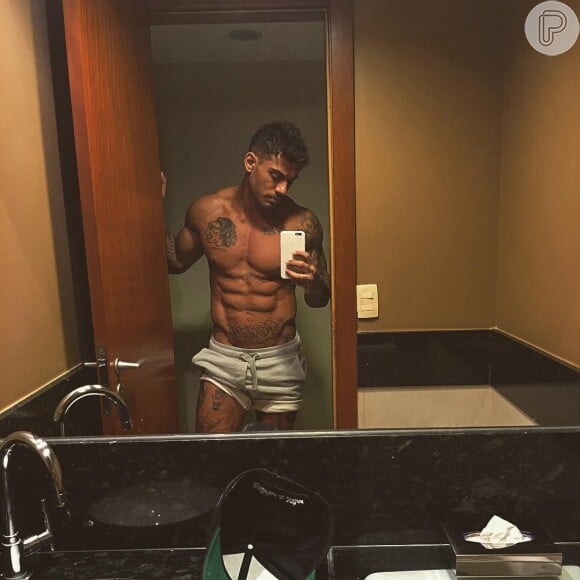 Lucas Lucco mostra corpo definido durante banho em banheira de hotel. Vídeo foi postado neste domingo, 31 de julho de 2016