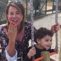 Zilu Godoi brinca em balança com os filhos de Wanessa em praça: 'São heranças'