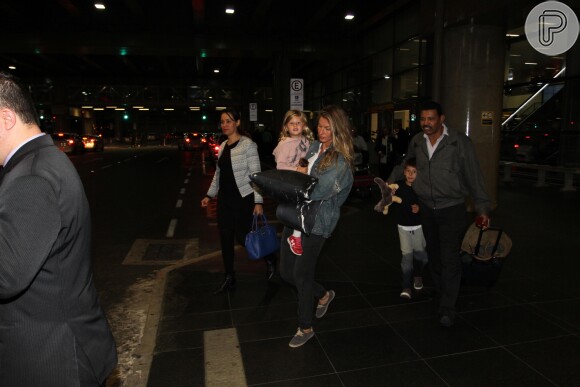Gisele Bündchen desembarcou no aeroporto internacional de Cumbica, em Guarulhos, São Paulo, acompanhada dos filhos Benjamin, 6 anos, e Vivian, 3, nesta segunda-feira, 1 de agosto de 2016