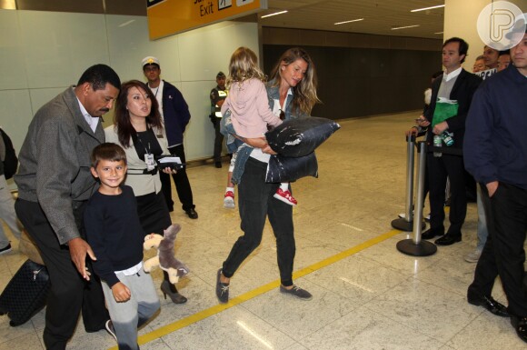 Gisele Bündchen desembarcou no aeroporto internacional de Cumbica, em Guarulhos, São Paulo, acompanhada dos filhos Benjamin, 6 anos, e Vivian, 3, nesta segunda-feira, 1 de agosto de 2016