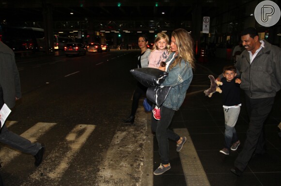 Gisele Bündchen desembarcou no aeroporto internacional de Cumbica, em Guarulhos, São Paulo, acompanhada dos filhos Benjamin, 6 anos, e Vivian, 3, nesta segunda-feira, 1 de agosto de 2016
