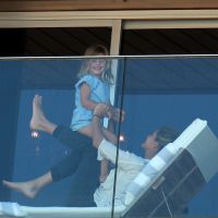 Gisele Bündchen brinca com filhos Benjamin e Vivian em sacada de hotel. Fotos!