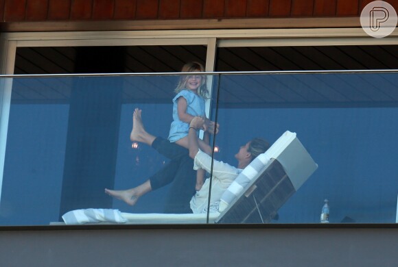 Gisele Bündchen foi fotografada brincando com a filha na sacada do hotel em que está hospedada nesta segunda-feira, 1 de agosto de 2016