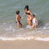 Filhos de Gisele Bündchen, Benjamin, 6 anos, e Vivian, 3, curtiram praia do Rio com a babá