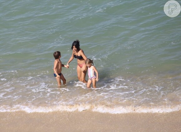 Filhos de Gisele Bündchen, Benjamin, 6 anos, e Vivian, 3, curtiram praia do Rio com a babá