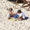 Filhos de Gisele Bündchen, Benjamin, 6 anos, e Vivian, 3, curtiram praia do Rio com a babá