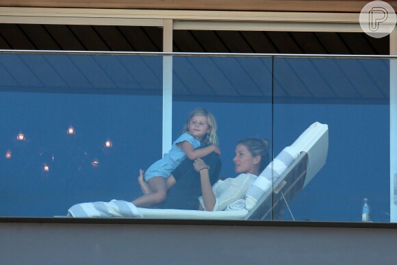 Gisele Bündchen brinca com a filha Vivian, de 3 anos, em hotel do Rio de Janeiro, onde está hospedada para participar da abertura da Olimpíada Rio 2016 na sexta-feira, 05 de agosto de 2016