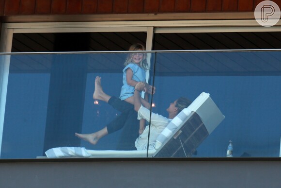 Gisele Bündchen brinca com a filha Vivian, de 3 anos, na varanda do Hotel Fasano, na Zona Sul do Rio de Janeiro