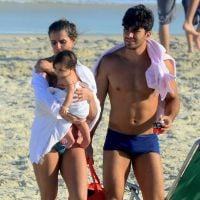 Deborah Secco vai à praia com marido, Hugo Moura, e a filha, Maria Flor. Fotos!