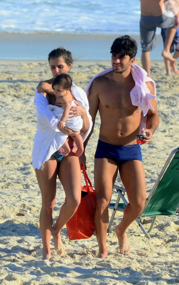 Deborah Secco vai a praia com marido, Hugo Moura, e a filha, Maria Flor, nesta segunda-feira, dia 01 de agosto de 2016