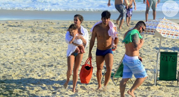 Deborah Secco e o marido, Hugo Moura, deixam a praia com Maria Flor