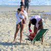 Deborah Secco vai a praia com marido, Hugo Moura, e a filha, Maria Flor, nesta segunda-feira, dia 01 de agosto de 2016