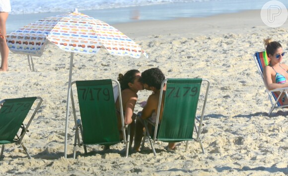Deborah Secco e o marido, Hugo Moura, trocam beijos na praia da Barra