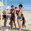 Deborah Secco e o marido, Hugo Moura, dão banho em Maria Flor na ducha da praia