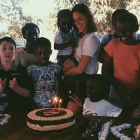 Bruna Marquezine comemora aniversário antecipado com crianças refugiadas. Foto!