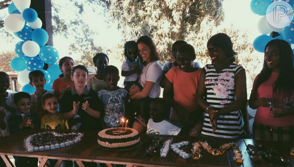 Bruna Marquezine comemora aniversário antecipado com crianças refugiadas