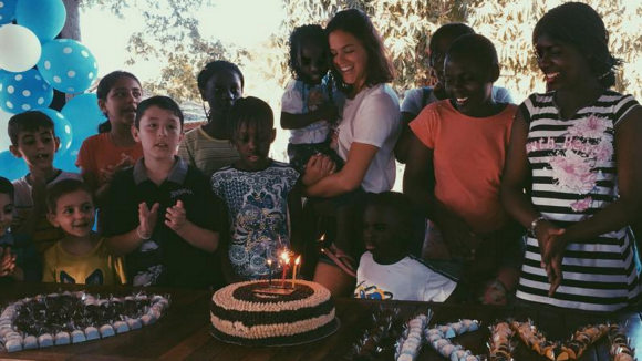 Bruna Marquezine comemora aniversário antecipado com crianças refugiadas. Foto!