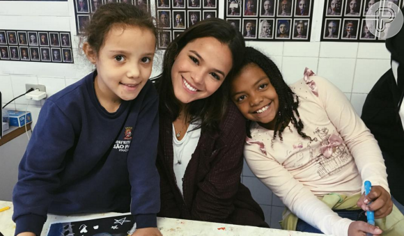 No início do mês, Bruna Marquezine participou de uma ação Casa do Zezinho, que oferece arte e cultura para crianças e jovens de baixa renda
