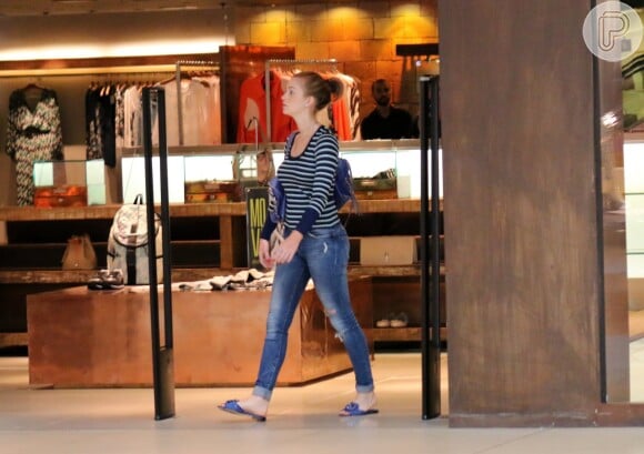 Mariana Ruy Barbosa usou um look azul para a tarde de compras com a mãe, Gioconda