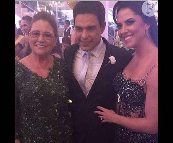 Este ano, Zezé Di Camargo e namorada, Graciele Lacerda, não participaram da comemoração pelo aniversário da mãe do cantor, que reuniu a família no último fim de semana