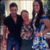Zezé Di Camargo e namorada, Graciele Lacerda, posam ao lado da mãe do cantor, Helena