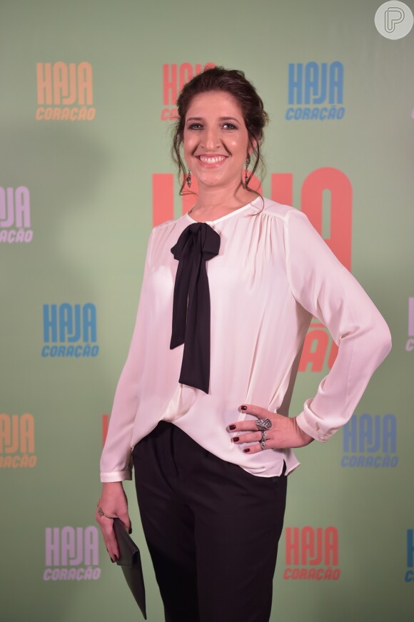 Dinalda (Renata Augusto) aponta, na novela 'Haja Coração': 'Confundiram a Rebeca (Malu Mader) com aquela atriz da Globo. A das sobrancelhas