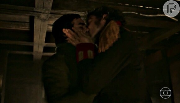 Na novela 'Liberdade, Liberdade', Caio Blat agitou a web com cenas de beijo entre André e Tolentino (Ricardo Pereira)