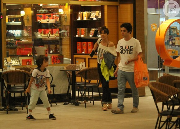 Caio Blat passeia com a mulher, Maria Ribeiro, e o filho, Bento, de 6 anos, em um shopping do Rio de Janeiro