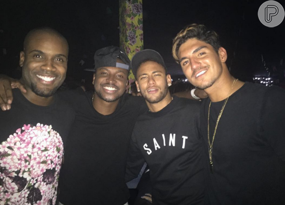Gabriel Medina se diverte com os amigos Rafael Zulu, Thiaguinho e Neymar