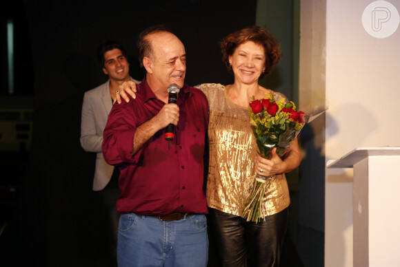 Ana Rosa, que compôs o corpo de jurados, recebe buquê de flores