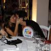 Bruno Mazzeo ganha beijo da namorada, a diretora de TV Joana Jabace, após ser premiado