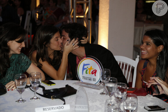 Bruno Mazzeo ganha beijo da namorada, a diretora de TV Joana Jabace, após ser premiado